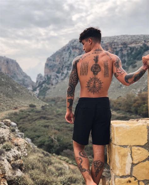 tatuajes en el muslo para hombres|Ideas de tatuajes para hombres en el muslo .